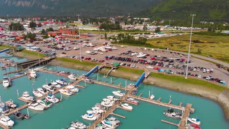 Video-De-Drones-De-4k-De-Botes-Y-Barcos-En-El-Puerto-De-Valdez-En-Valdez,-Alaska-Durante-El-Día-Soleado-De-Verano