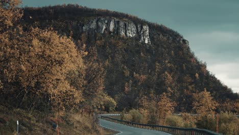 Fahrt-Auf-Der-Schmalen-Landstraße-Durch-Die-Herbstliche-Landschaft