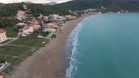 Luftaufnahme-Des-Wunderschönen-Meeres-Vom-Strand-Von-Agios-Georgios