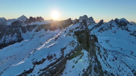 Cabaña-En-Una-Roca-En-Los-Dolomitas-Al-Amanecer-En-Invierno
