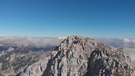 Vista-Aérea-Del-Alto-Pico-Montañoso-Krn-En-Los-Alpes-Julianos,-Eslovenia