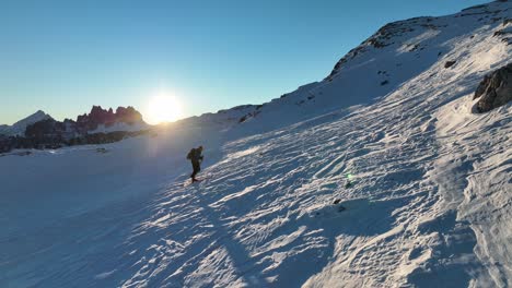 Esquí-De-Travesía-En-Los-Dolomitas-Al-Amanecer
