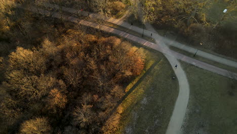 Gente-Corriendo-Al-Aire-Libre-En-Un-Parque-Verde-En-La-Ciudad-De-Gdańsk-Przymorze-Polonia