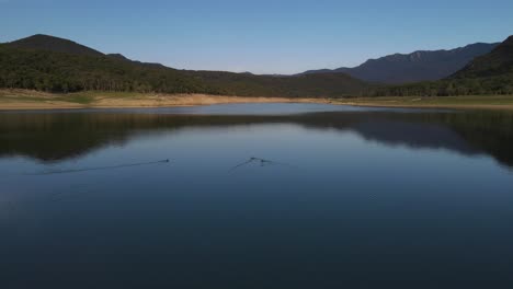 Imágenes-De-Drones-Panorámicos-De-Patos-Nadando-En-La-Superficie-De-Un-Lago-Tranquilo-En-Un-Hermoso-Valle-Montañoso-Del-Norte-De-España