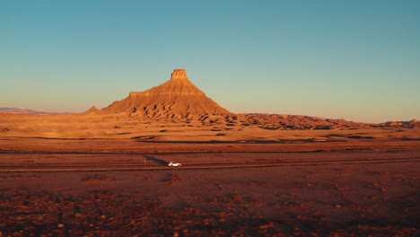 Video-De-Dron-De-4k-De-Un-Automóvil-Conduciendo-A-Través-Del-Paisaje-Del-Desierto-De-Utah