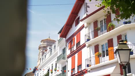 Europäische-Baskische-Französische-Häuser-An-Der-Küste,-Heller-Sonniger-Tag-Mit-Bäumen,-Tragbarer-Treibschuss