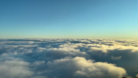 Las-Nubes-Sobrevuelan-La-Luz-Del-Día-Con-El-Cielo-Azul-Desde-La-Cabina-De-Un-Avión