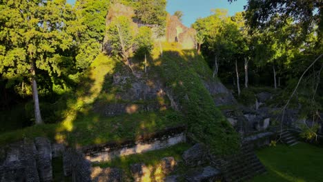 Antigua-Ruina-Maya-En-La-Selva-En-Guatemala,-Sitio-Arqueológico-De-Nakum,-Estructura-Piramidal-Podrida