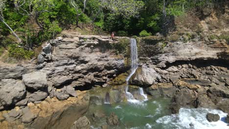 Tango-Mar-Wasserfall-Costa-Rica,-Einer-Von-Sieben-Weltweit,-Der-Direkt-Ins-Meer-Mündet,-Drohnenaufnahme