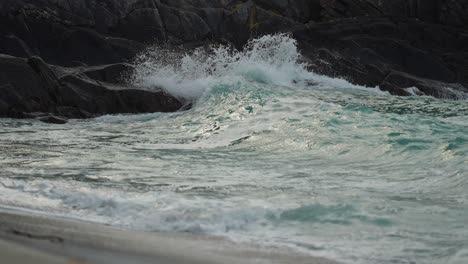 Mächtige-Wellen-Brechen-An-Die-Felsige-Küste