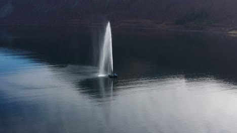 Una-Fuente-En-El-Fiordo-Cerca-Del-Pequeño-Pueblo-Pesquero-De-Torsken,-Noruega