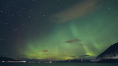 Aurora-Boreal-Sobre-El-Fiordo