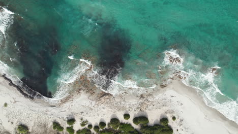 Drone-Con-Vista-Aérea-Sobre-El-Mar-De-La-Playa-Con-Poderosas-Olas-Marinas