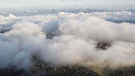 Drone-En-Nubes-En-Las-Montañas