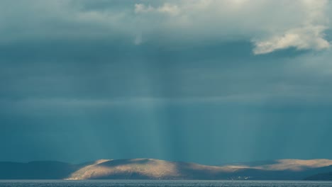 Los-Rayos-De-Dios-Invertidos-Atraviesan-Las-Espesas-Nubes-Sobre-El-Fiordo-Y-La-Tierra