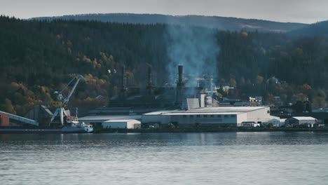 Eine-Funktionierende-Ferrosilizium-Produktionsanlage-Am-Ufer-Des-Fjords