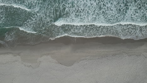 Luftbilddrohne-über-Strandmeer-Mit-Mächtigen-Meereswellen