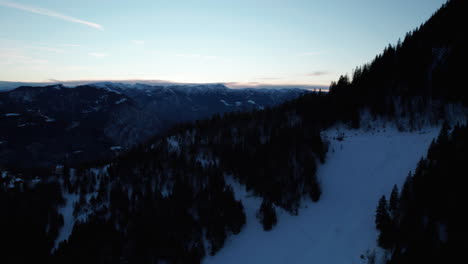 Fliegen-Durch-Wolken-über-Berggipfeln-Und-Wald-Im-Winter-In-Den-Alpen-Italien-Vor-Sonnenaufgang