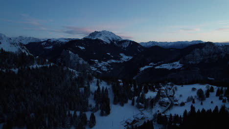 Fliegen-Durch-Wolken-über-Berggipfeln-Und-Wald-Im-Winter-In-Den-Alpen-Italien-Bei-Sonnenaufgang