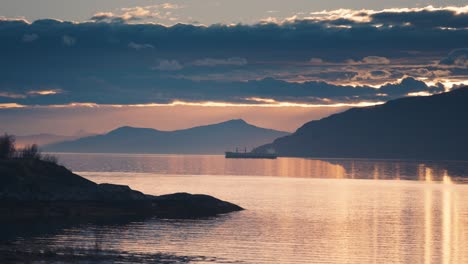 Schöner-Sonnenuntergang-über-Dem-Fjord