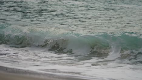Mächtige-Wellen-Schwappen-über-Den-Sandstrand