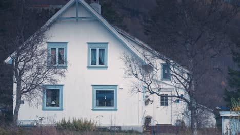 Ein-Bauernhaus-In-Der-Norwegischen-Landschaft