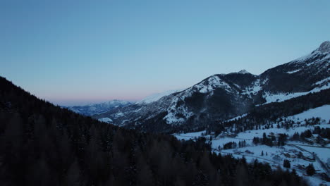 Fliegen-Durch-Wolken-über-Berggipfeln-Im-Winter-In-Den-Alpen-Italien