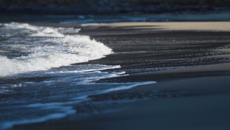 Sanfte-Wellen-Rollen-Langsam-über-Die-Untiefen-Des-Sandstrandes-In-Ersfjord