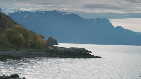 Schwere-Wolken-über-Dem-Fjord