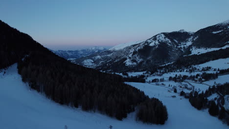 Fliegen-Durch-Wolken-über-Berggipfeln-Im-Winter-In-Den-Alpen-Italien-Bei-Sonnenaufgang