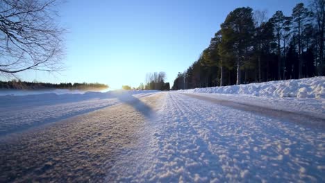 Carretera-Parcialmente-Congelada-Durante-El-Amanecer-Filmada-Con-Una-Cámara-Cardán