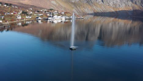 Una-Fuente-En-El-Fiordo-Cerca-Del-Pueblo-Pesquero-De-Torsken,-Noruega