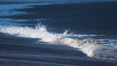 Die-Mächtigen-Wellen-Rollen-über-Die-Sandigen-Seichten-Des-Ersfjordstrandes