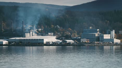 Eine-Funktionierende-Ferrosiliziumproduktion-Am-Ufer-Des-Fjords