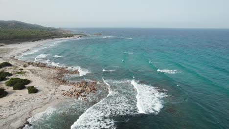 Drone-Con-Vista-Aérea-Sobre-El-Mar-De-La-Playa-Con-Poderosas-Olas-Marinas