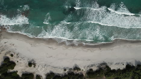 Luftbild-Drohne-über-Strandmeer-Mit-Wunderschönen-Meereswellen