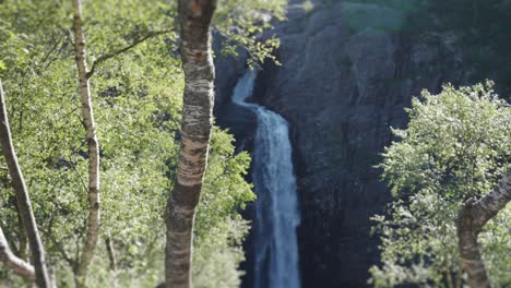 Blick-Auf-Den-Wasserfall,-Der-In-Eine-Tiefe-Schlucht-Stürzt