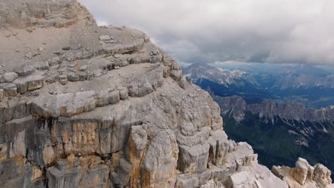 Luftschwenkansicht-Des-Felsens-Des-Monte-Pelmo,-Der-Auf-Der-Rückseite-Eine-Prächtige-Kette-Der-Dolomiten-In-Der-Sonne-Enthüllt