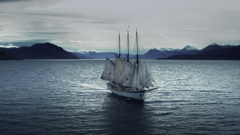 Eine-Luftaufnahme-Des-Alten-Segelschiffs,-Das-Den-Fjord-überquert