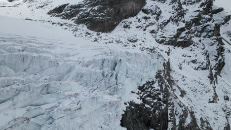 Vista-Del-Paisaje-De-Drones-De-Las-Grietas-De-La-Cara-De-Un-Gran-Glaciar-En-Invierno-En-Los-Alpes