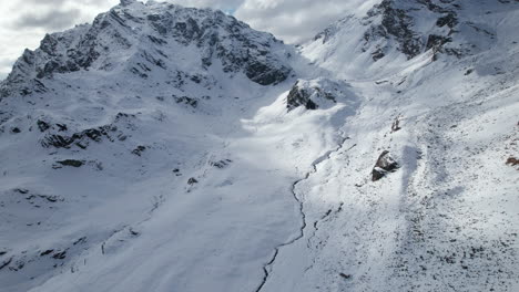Fliegen-Sie-Im-Winter-An-Einem-Sonnigen-Tag,-Italien,-Von-Einer-Drohne-über-Den-Bergfluss-In-Den-Alpen