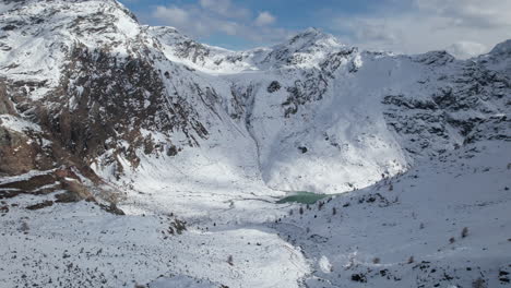 Drohnenblick-Auf-Das-Delta-Eines-Gletscherflusses-In-Den-Alpen-Von-Einer-Drohne-Im-Winter-An-Einem-Sonnigen-Tag,-Italien