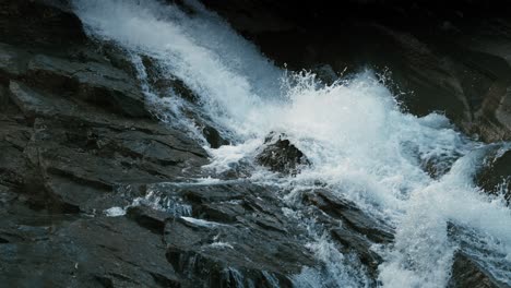 Der-Strom-Des-Wildwassers-Rauscht-über-Die-Felsen