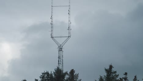 5g-Antennen-Ragen-Gegen-Den-Dunklen-Himmel-Auf