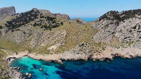 Aerial-Riser-Zeigt-Unberührte-Bucht-Mit-Azurblauem-Wasser-An-Der-Felsigen-Küste-Mallorcas