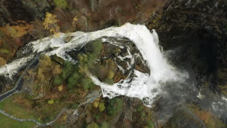 Luftaufnahme-Des-Skjerfossen-Wasserfalls