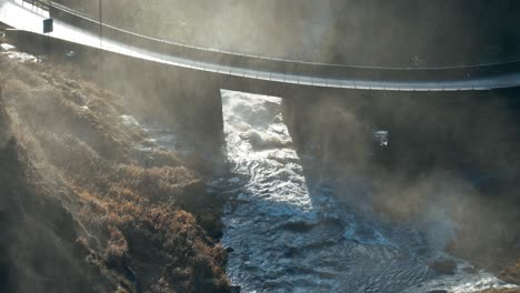 Un-Arroyo-Turbulento-Corre-Bajo-El-Puente-De-La-Carretera-Cerca-De-La-Cascada-Skjervfossen
