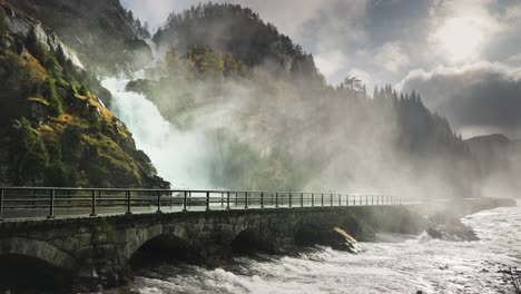 Tosender-Wasserfall-Latefossen