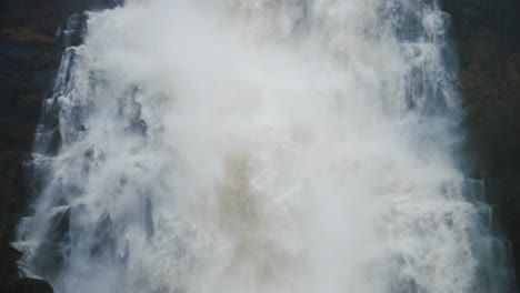 Ein-überlaufender-Tvindefossen-wasserfall-Nach-Den-Heftigen-Regen