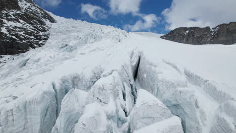 Drone-Vista-De-Cerca-De-Las-Grietas-De-Un-Gran-Glaciar-En-Un-Día-Soleado-En-Invierno-En-Los-Alpes